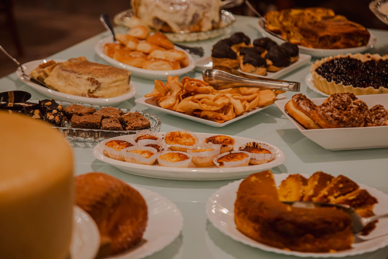 Bolos caseiros, tortas, folhados e doces no buffet do café da manhã